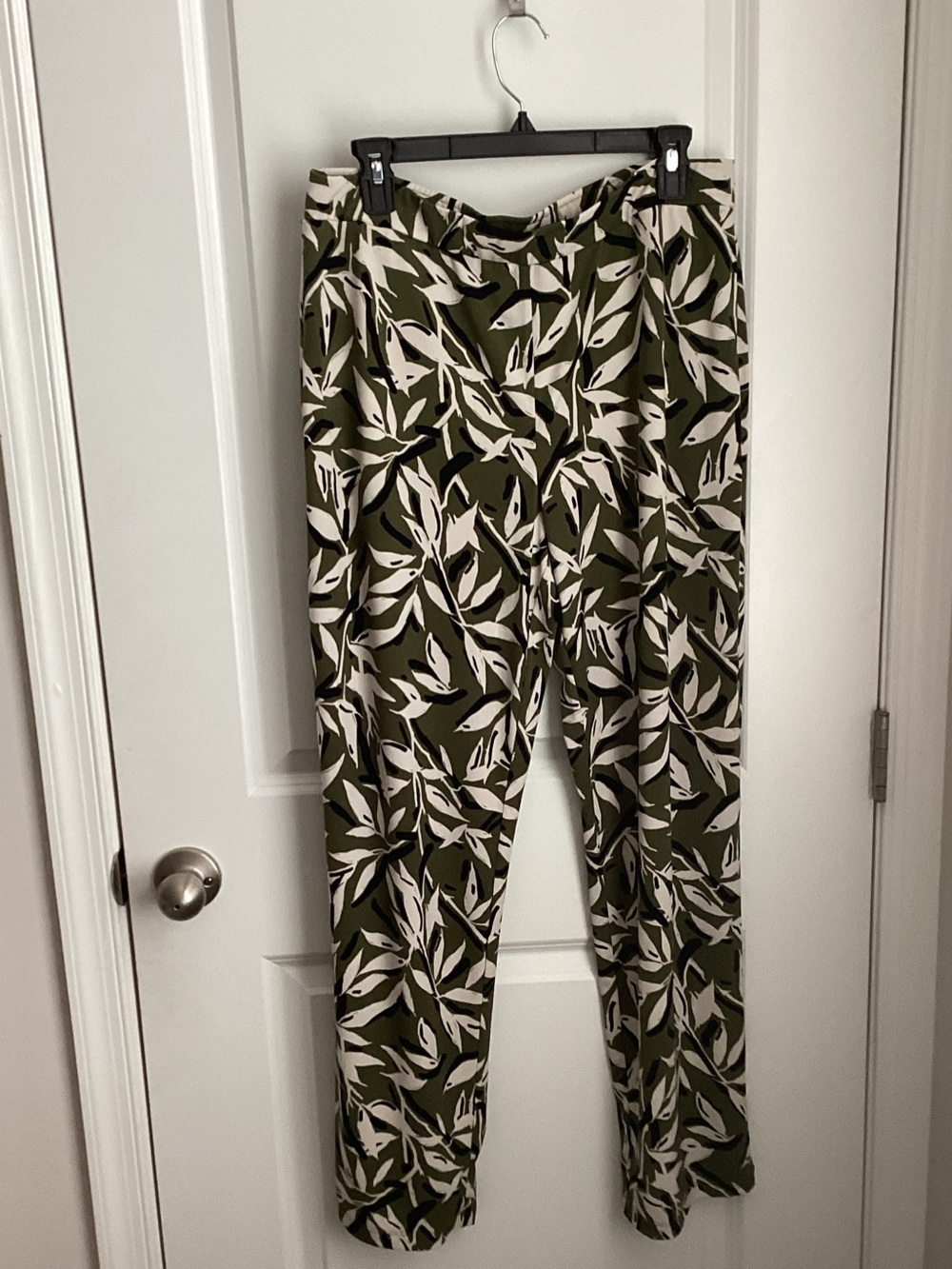 Susan Graver Olive Green & White Leaf-Print Leggings Medium